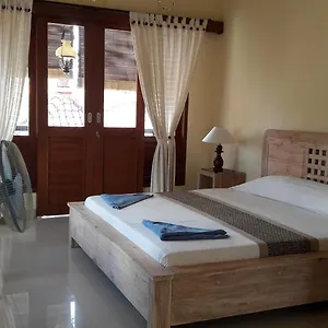 Three Ayu Family House Bed & Breakfast